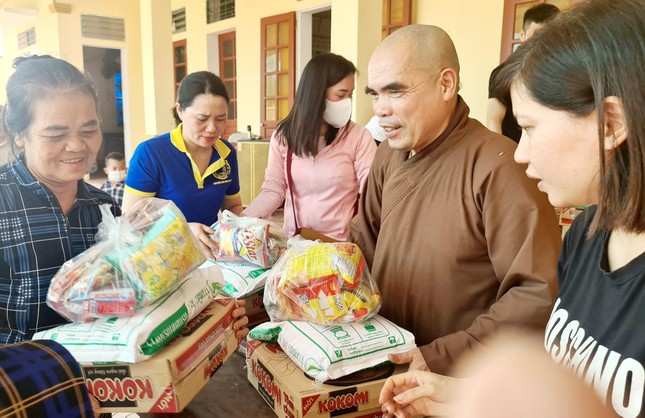 Đại đức Thích Minh Lâm trao quà đến bệnh nhân phong