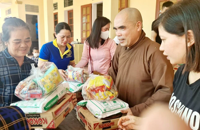 Đại đức Thích Minh Lâm trao quà đến bệnh nhân phong