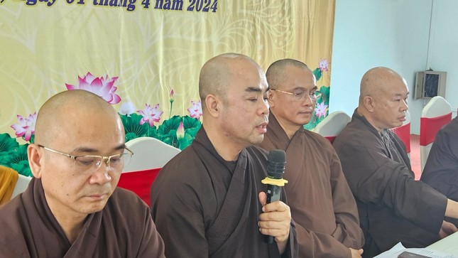 Thượng tọa Thích Chúc Tín trình bày dự thảo chi tiết của Khóa bồi dưỡng nghiệp vụ sư phạm Thượng tọa Thích Chúc Tín trình bày dự thảo chi tiết của Khóa bồi dưỡng nghiệp vụ sư phạm