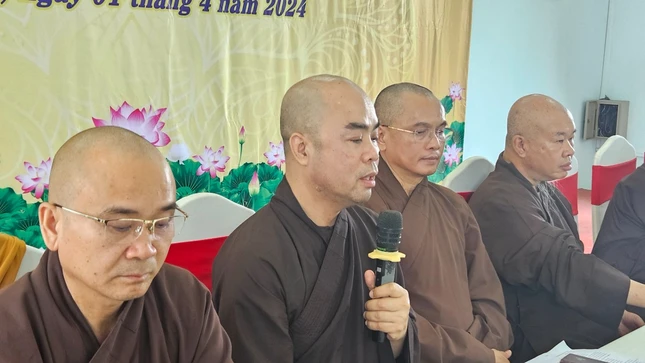 Thượng tọa Thích Chúc Tín trình bày dự thảo chi tiết của Khóa bồi dưỡng nghiệp vụ sư phạm