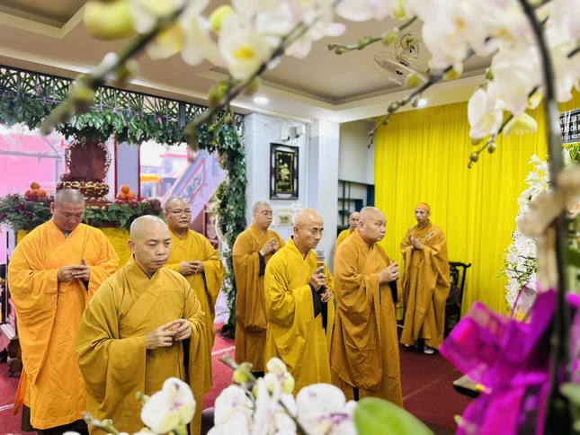 Chư tôn đức Ban Trị sự GHPGVN TP.HCM thắp hương tưởng niệm, chia buồn cùng môn đồ pháp quyến