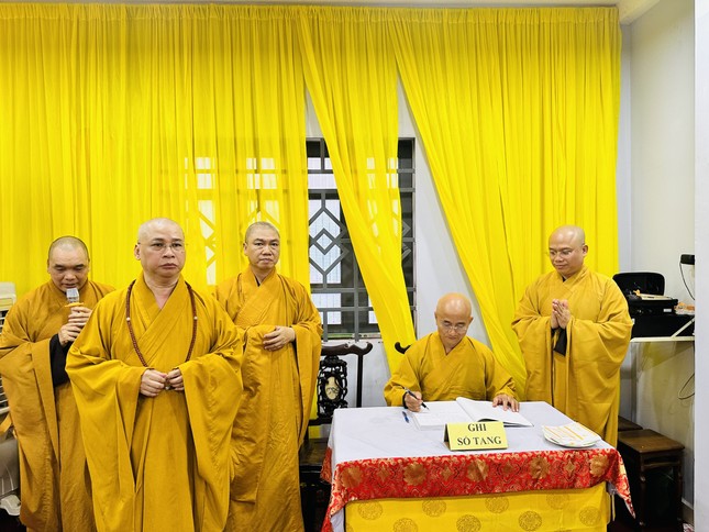 Thượng tọa Thích Thiện Quý ghi sổ tang