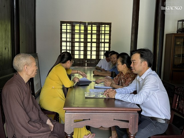 Thượng tọa Thích Kiên Tuệ đón tiếp phái đoàn