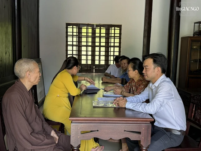 Thượng tọa Thích Kiên Tuệ đón tiếp phái đoàn