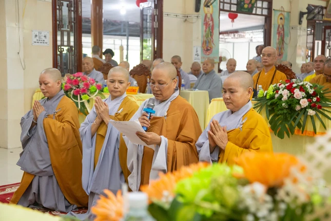 Sư cô Thích nữ Tuệ Đức, tân trụ trì chùa Tân Bửu dâng lời phát nguyện