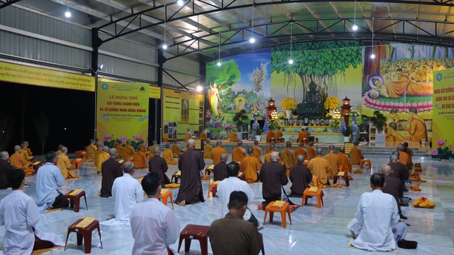 Thời tụng kinh và trình pháp mỗi tối từ 19 giờ đến 21 giờ 30