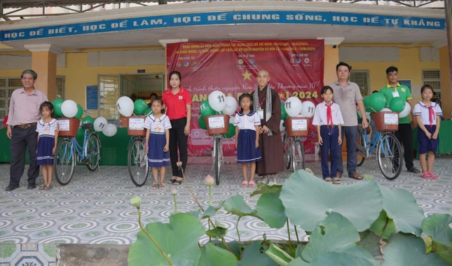 Trao tặng 5 chiếc xe đạp cho các em học sinh nghèo, hiếu học