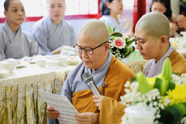 Sư cô Thích nữ Diệu Ngọc, tân trụ trì chùa Phổ Thành dâng lời phát nguyện