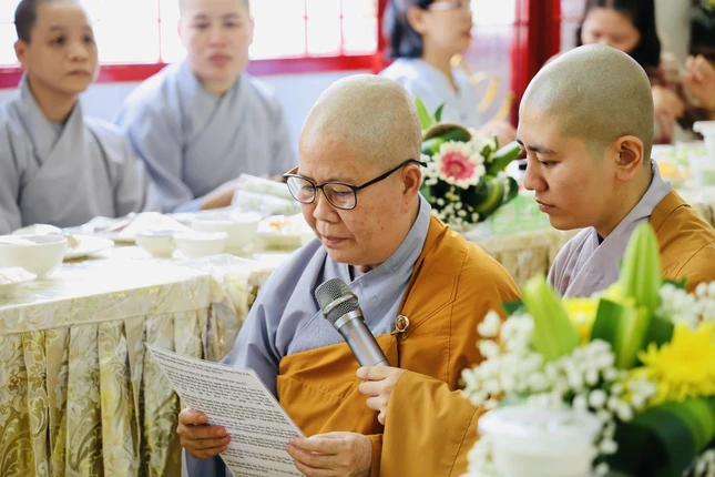 Sư cô Thích nữ Diệu Ngọc, tân trụ trì chùa Phổ Thành dâng lời phát nguyện