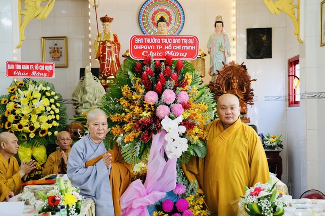 Lẵng hoa chúc mừng của Ban Thường trực Ban Trị sự GHPGVN TP.HCM