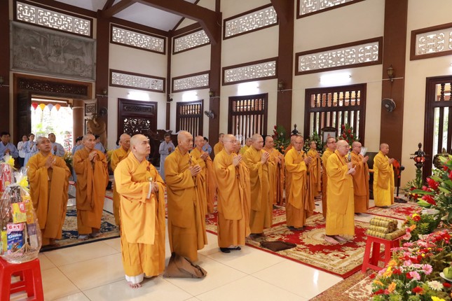 Chư tôn đức nhất tâm cầu nguyện Giác linh Trưởng lão Hòa thượng cao đăng Phật quốc