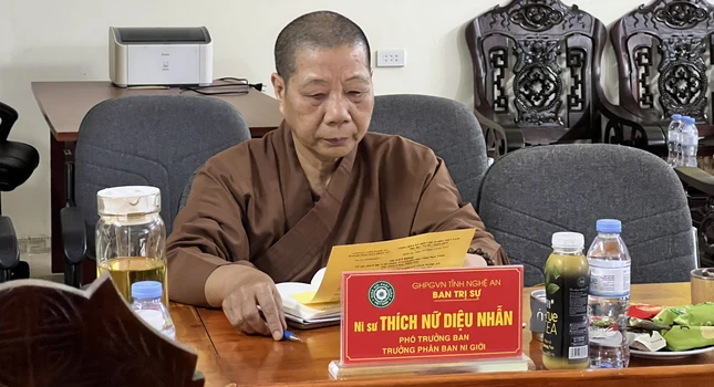 Ni sư Thích nữ Diệu Nhẫn, Phó Trưởng ban Trị sự, Trưởng phân ban Ni giới tỉnh theo dõi báo cáo tại phiên họp