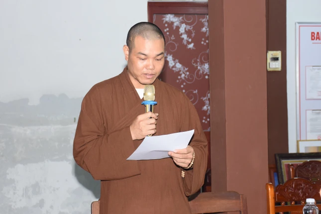 Đại đức Thích Viên Quán báo cáo dự thảo kế hoạch các hoạt động Phật sự