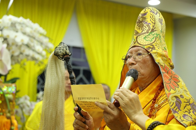 Hòa thượng Thích Thanh Thế tuyên pháp ngữ, cử hành nghi thức phất trần