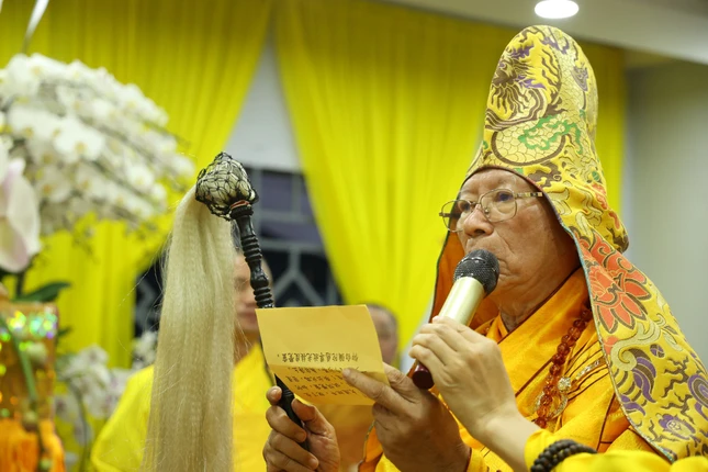 Hòa thượng Thích Thanh Thế tuyên pháp ngữ, cử hành nghi thức phất trần