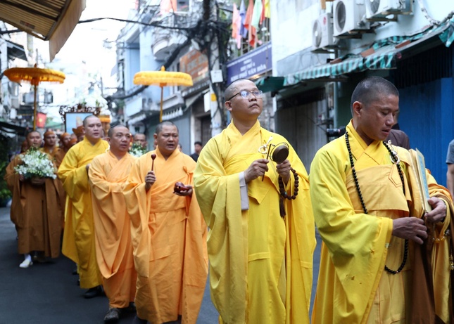 Cung tống kim quan Thượng tọa Thích Đồng Tu đến nơi trà-tỳ