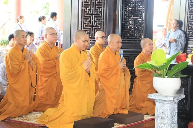 Thượng tọa Thích Tâm Hoa dâng lời tác bạch