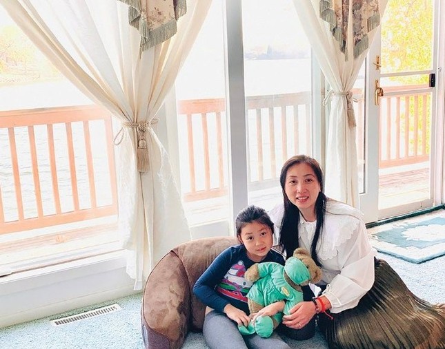 Tác giả và con gái - Ảnh: NVCC