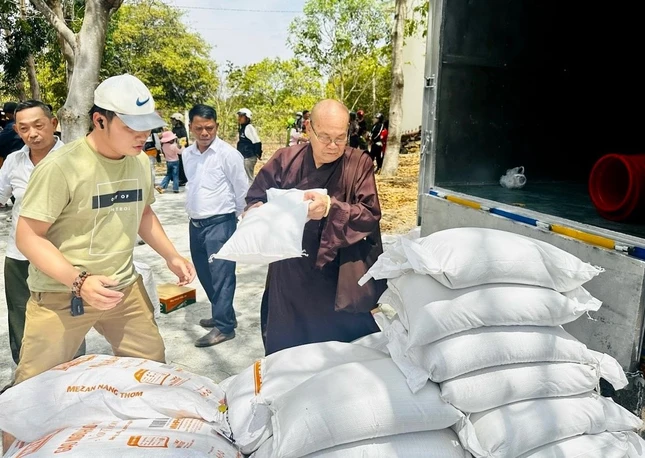 Hòa thượng cùng các thành viên trong đoàn bê gạo chuẩn bị cho buổi phát quà Hòa thượng cùng các thành viên trong đoàn bê gạo chuẩn bị cho buổi phát quà