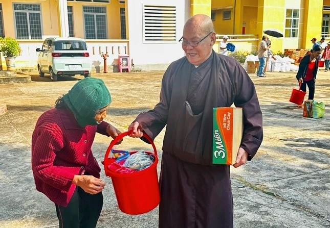 Hòa thượng ân cần giúp đỡ cho các cụ già Hòa thượng ân cần giúp đỡ cho các cụ già