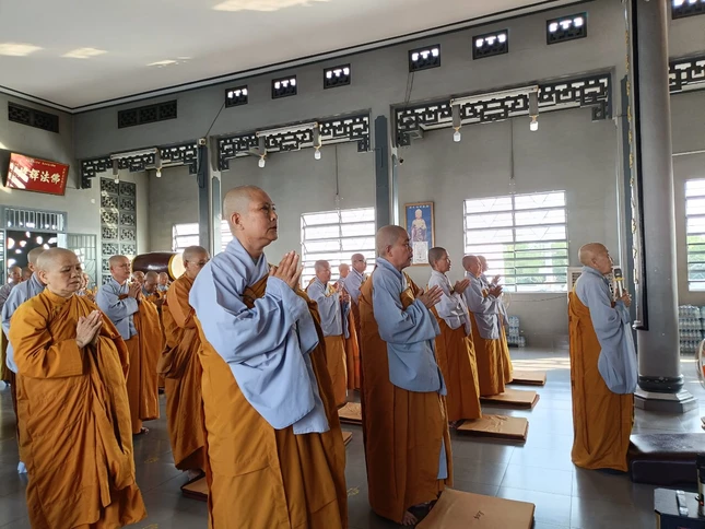 Chư Ni đảnh lễ Tam bảo, phát lồ sám hối, tụng giới tại chùa Đại Giác