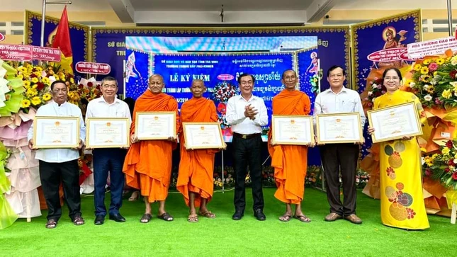 Lãnh đạo UBND tỉnh Trà Vinh tặng Bằng khen cho các tập thể và cá nhân