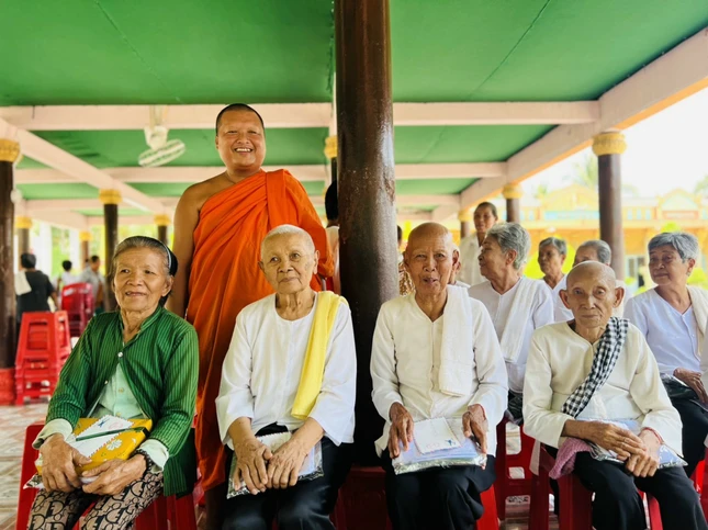 Đại đức Thạch Sa Thanh trao quà đến bà con