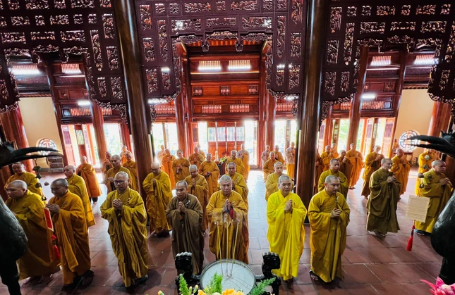 Chư tôn đức niêm hương bạch Phật, đảnh lễ Tam bảo