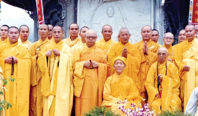 Đại lão Hòa thượng Thích Trí Tịnh với chư tôn đức, học đồ và đệ tử, pháp tử thân cận