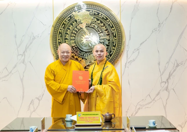 Đại đức Thích Giác Trang nhận quyết định về trụ trì chùa Thạch Tuyền tại xã Nga Thạch, H.Nga Sơn, tỉnh Thanh Hóa