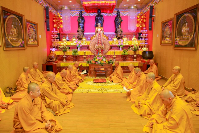 Chư Tăng thính giới