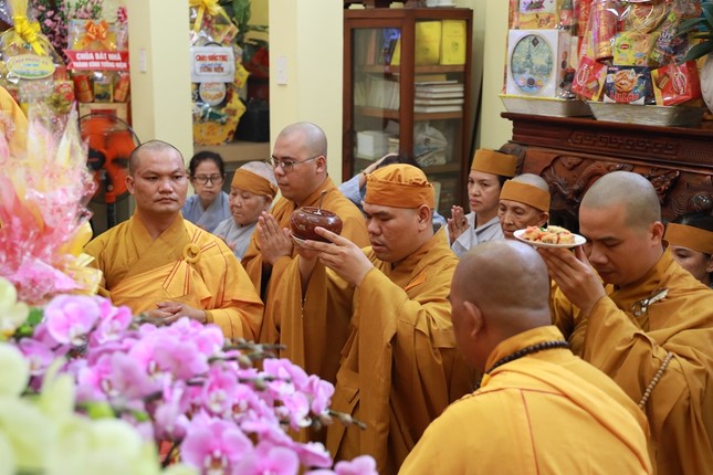 Môn đồ pháp quyến dâng phạn thực cúng dường Môn đồ pháp quyến dâng phạn thực cúng dường