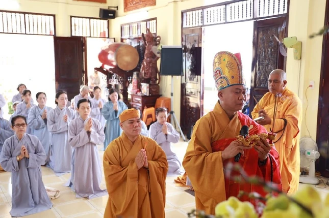 Thượng tọa Thích Thiện Ngọc sám chủ buổi lễ