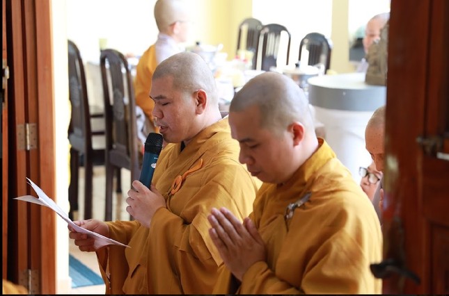 Đại đức Thích Nguyên Tài dâng lời tác bạch Đại đức Thích Nguyên Tài dâng lời tác bạch