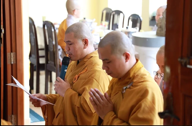 Đại đức Thích Nguyên Tài dâng lời tác bạch