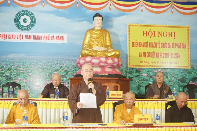 Thượng tọa Thích Thông Đạo trả lời ý kiến của các đại biểu tham dự hội nghị