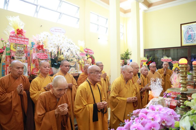 Chư tôn giáo phẩm thắp hương cầu nguyện Chư tôn giáo phẩm thắp hương cầu nguyện