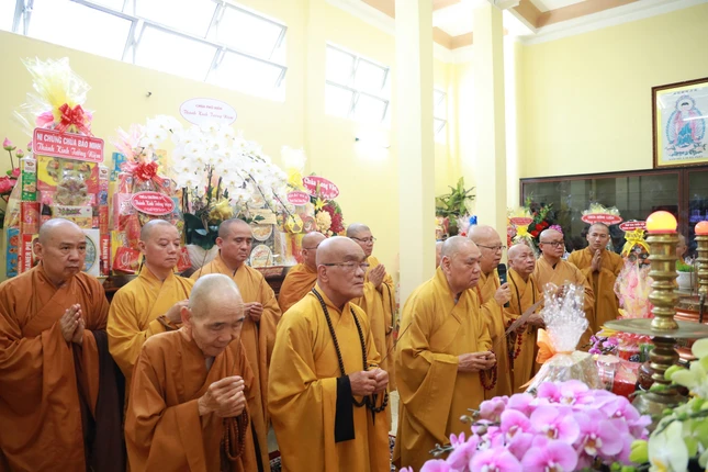 Chư tôn giáo phẩm thắp hương cầu nguyện