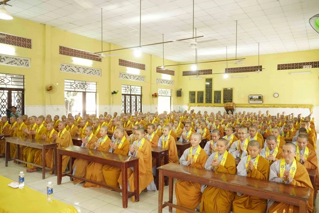 Tăng Ni sinh tham dự