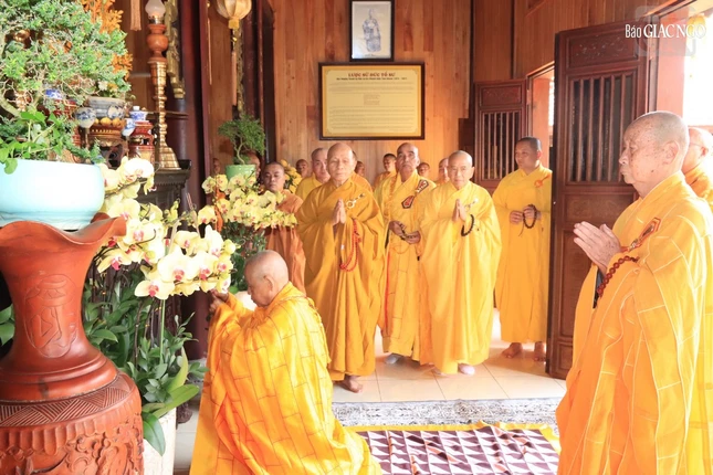 Trưởng lão Hòa thượng Thích Đức Thanh dâng hương tưởng niệm