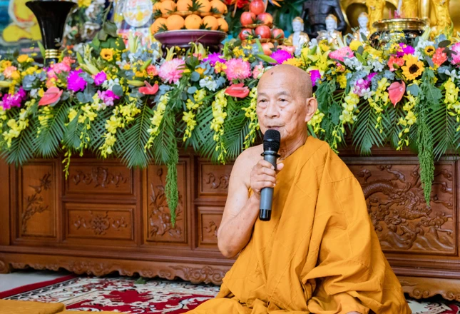 Trưởng lão Hòa thượng Thích Giác Giới ban đạo từ