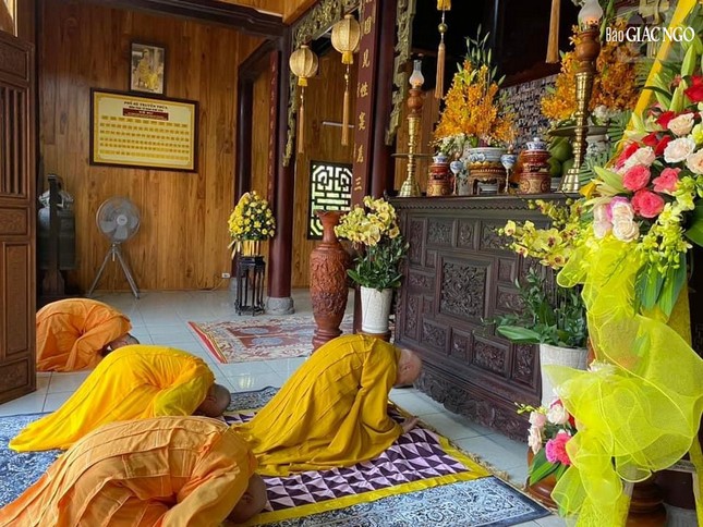 Chư pháp tử thành kính đảnh lễ tổ sư nhân ngày huý nhật tôn sư