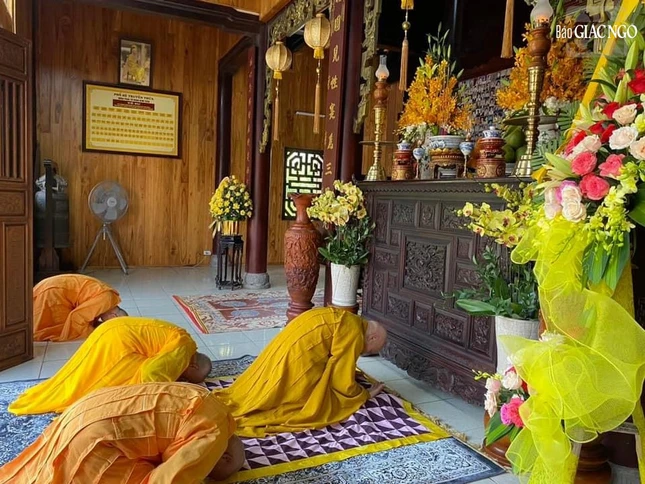 Chư pháp tử thành kính đảnh lễ tổ sư nhân ngày huý nhật tôn sư