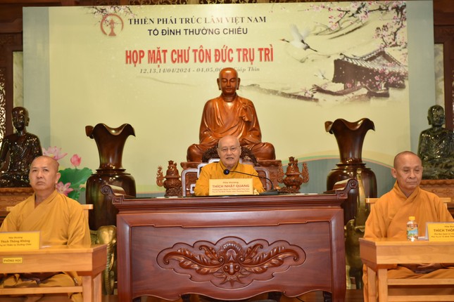 Trưởng lão Hòa thượng Thích Nhật Quang chủ trì buổi họp