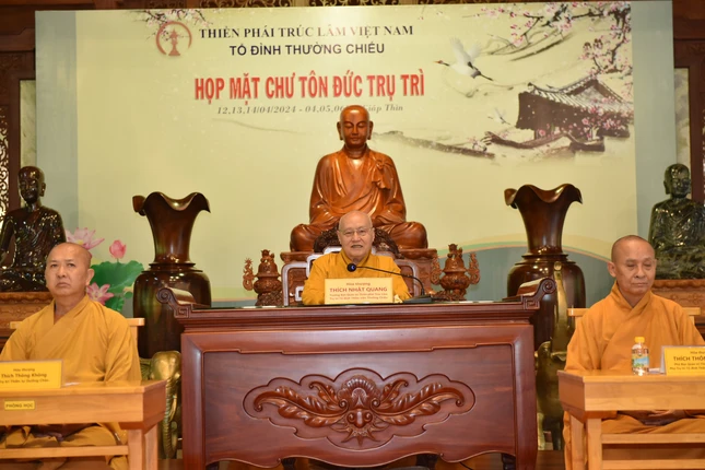 Trưởng lão Hòa thượng Thích Nhật Quang chủ trì buổi họp