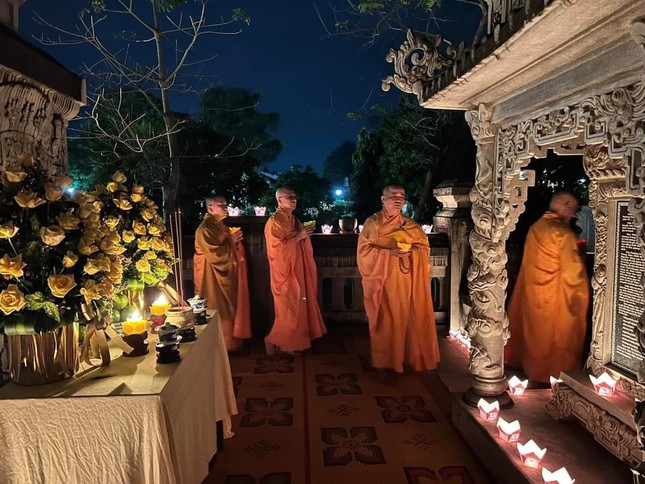 Chư pháp tử thắp hoa đăng, hữu nhiễu bảo tháp tưởng niệm tôn sư