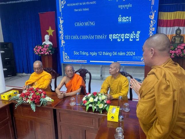 Trưởng lão Hòa thượng Tăng Nô đón tiếp phái đoàn tại chùa Kh'Leang