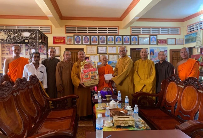 Đoàn chúc Tết cổ truyền Chôl Chnăm Thmây đến Trưởng lão Hòa thượng Thạch Huôn tại chùa Prey Chóp