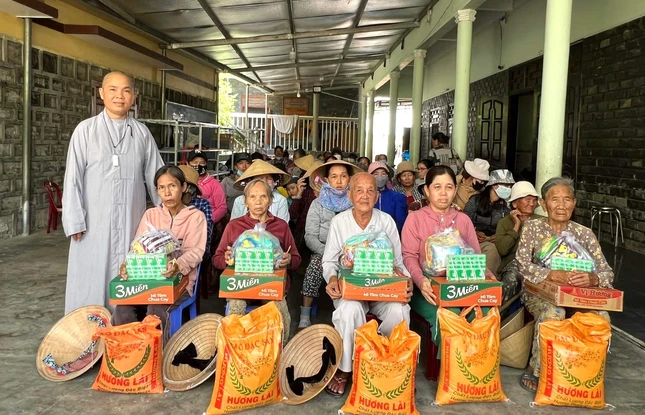 70 phần quà được trao đến bà con tại xã Ninh Thọ và các vùng lân cận