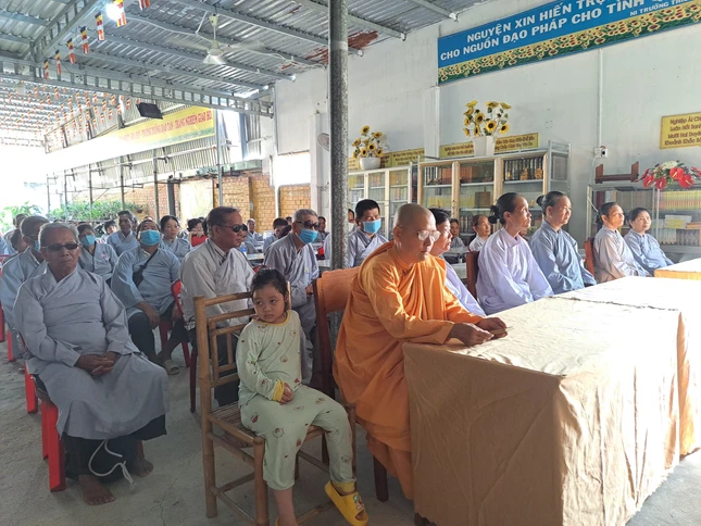 Các hành giả khiếm thị tham dự khóa tu